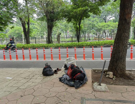 “Kekotaan Terserak Sehari-hari” Oleh Hikmat Darmawan